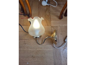 Vägglampa i mässing med frostat glas retro