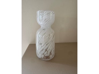 Mantorp Glasvas – Vitmarmorerad – Design Amie Stålkrantz – Retro 70-tal