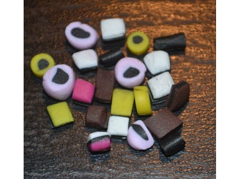 Miniatyrgodis till dockskåp eller tittskåp, Bassett's, lakritskonfekt