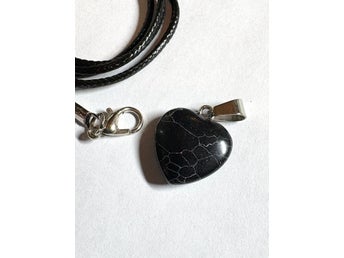 Berlock Svart Howlit hjärta - slipad kristall - healing chakra kärlek lugn