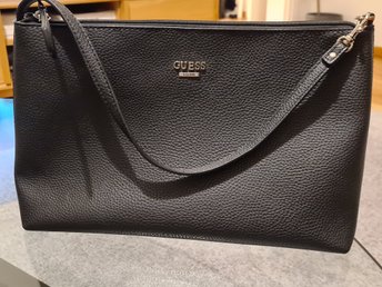 guess väska svart läder guess väska svart läder