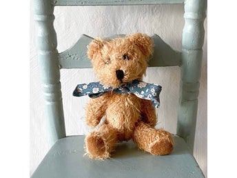 Teddybjörn med rosett av Liberty-tyg