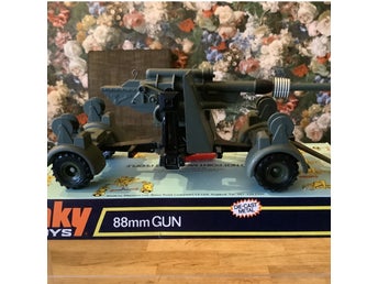 Dinky Toys Kanon + Displaycard (ej Airfix, Britains eller Timpo)