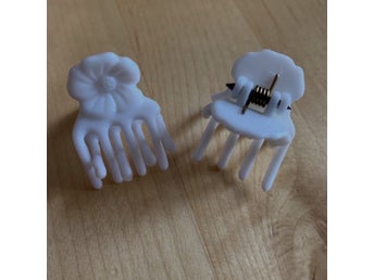 2 x små Y2K HÅRKLÄMMOR vita blommor