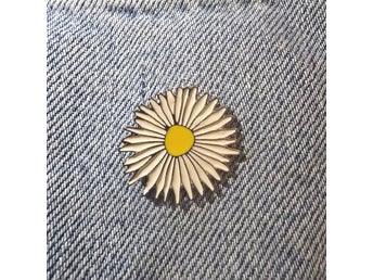 Fin emaljpin / brosch – Prästkrage (Blomma)