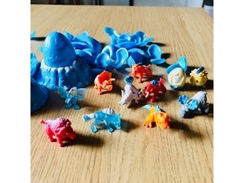 Mega Bloks Dragons samling med figurer och äggdelar