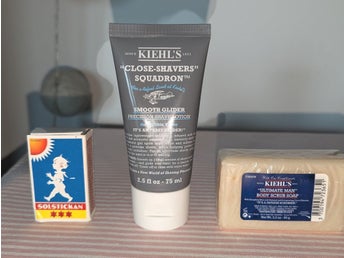 Kiehl's rakgel och en body scrub tvål för män, ej använda