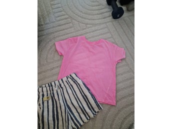 Underbara kläder fr zara.Rosa T-shirt och randiga shorts