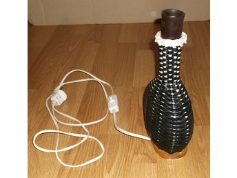 Bordslampa av flätad svart plast 1950-tal Härligt läcker oval form Lampa Vintage