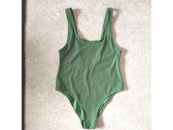 HÄRLIG! GRÖN H&M baddräkt, storlek M med utdragbara kupor