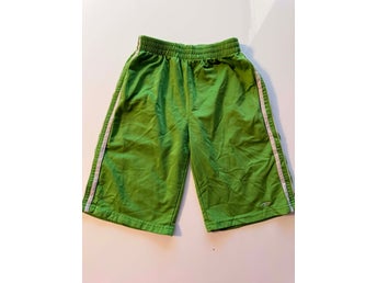 D-WAY, gröna träningsshorts / gympashorts storlek 146/152