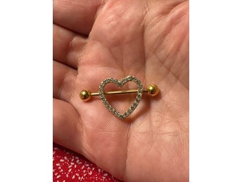 Bröstpiercing med hjärta