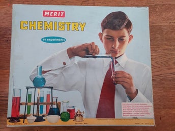 Chemistri Låda för 90 experiment Längd ca 36,5 cm Bredd ca 31,5 cm Höjd 6 cm