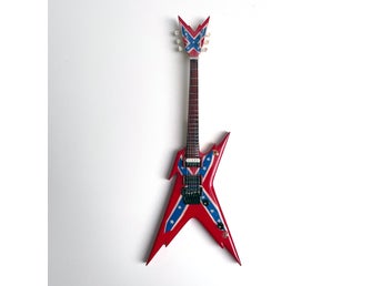 Dimebag Darrell Pantera – Dean ML Dixie Rebel miniatyrgitarr i trä
