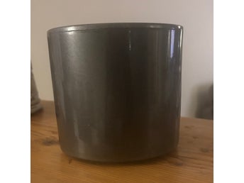 Kruka i grått med glänsande grå färg