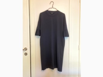 Mörkblå klänning med klockärm, COS, stl. S (421021545) ᐈ Mörkblå klänning med klockärm, COS, stl. S (421021545) ᐈ