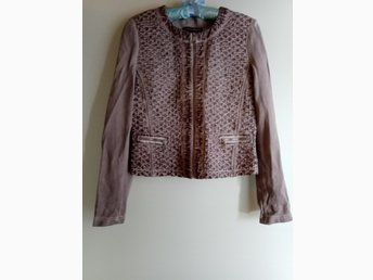 Stilren lila cerise jacka med krage och knäppni.. (352848464 Stilren lila cerise jacka med krage och knäppni.. (352848464