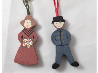 Åländska träfigurer man och kvinna i traditionell folkdräkt - Åland - Nyckelring