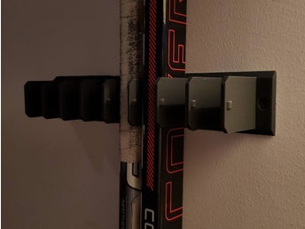 Vägghållare för hockeyklubbor rymmer 6 klubbor