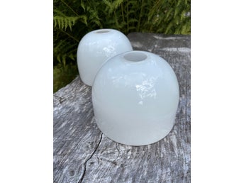 2 st Funkiskupor i vitt opalglas – Skollampa / Retro / Byggnadsvård (18 cm)