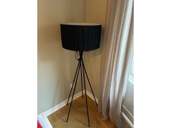 Golvlampa med svart skärm