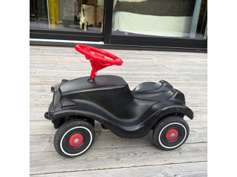 Bobbycar i svart med rött styre