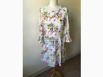 Klänning (knälång) Vintage Blommig och abs.. (407390357 Klänning (knälång) Vintage Blommig och abs.. (407390357