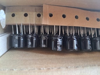 100 x 3,3 µF 400 V 105°C Panasonic NHG radiell ø10mm
