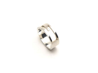 Gucci ring i sterlingsilver med genombrutet logotyp