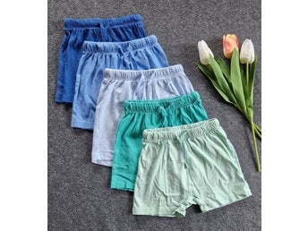 Paket med tunna bomullsshorts i storlek 98 från H&M.