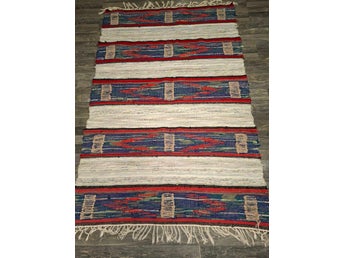 Stor och bred trasmatta med julkänsla – 112 × 172 cm