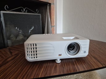ViewSonic PG706HD projektor med fjärrkontroll