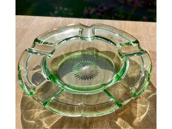 Fantastiskt fint vintage askfat i grönt pressglas uran? retro 1930s kitch läcker