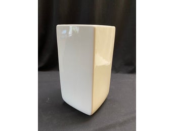 Kruka i vitt porslin.Fyrkantig.28x13x13cm.Nytt från presentbutik