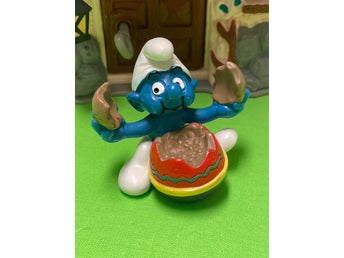 Ovanlig Påsksmurf som äter upp sitt stora chokladägg....lågt utrop…