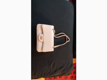 beige väska gulddetaljer beige väska gulddetaljer