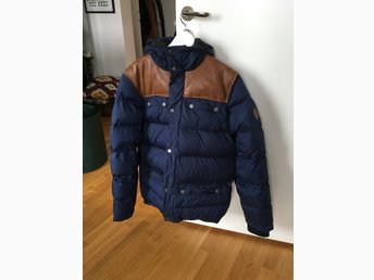 Vinterjacka för herr, Everest, mörkblå och läder. Vinterjacka för herr, Everest, mörkblå och läder.
