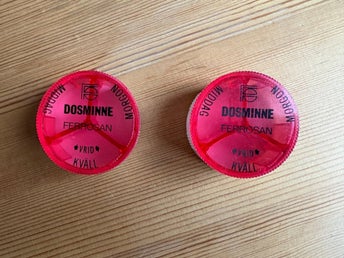 2st Dosminne Ferrosan, medicinask, pillerask, dosa, dosering, plast, röd