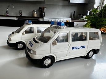 2 st Polisbilar leksaksbilar