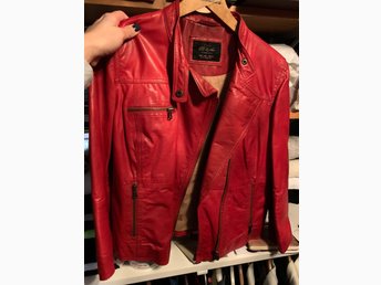 Röd skinnjacka från Zara L (413512520) ᐈ Köp på Tradera Röd skinnjacka från Zara L (413512520) ᐈ Köp på Tradera