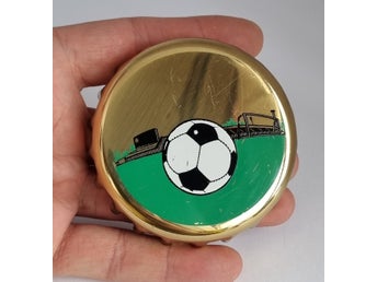 Sällsynt 1981 GEORG JENSEN Giant Bottle Cap Flasköppnare - Fotboll Boll m Stadium