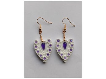 Örhängen i lila/vitt resin ~barocken/rokoko/design/trend/~