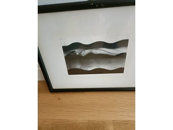 Fotografi av liggandenaken kvinna