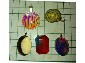 BLANDAT – 5 unika handgjorda hängen (Psykedeliskt, Galax-vibe, Resin)