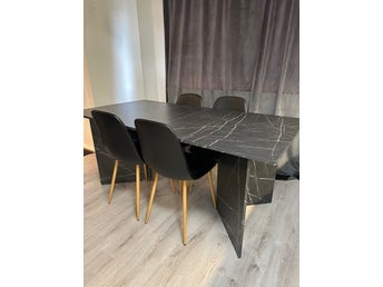 Matbord + fyra stolar