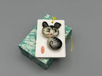 Vintage asiatisk väggplakett med handmålad stenkatt – ask & sigill
