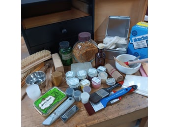 MÖBLER TRÄKISTA LIM FÄRG PIGMENT TILLBEHÖR BORSTE VAX FÄRG RESTAURATION