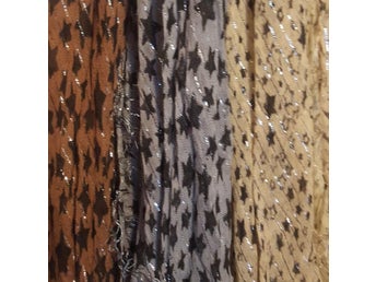 3 ST SJALAR / SCARVES (Brun/grå/beige mm. med glitter och fransar)