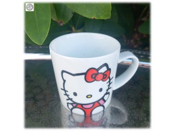 Hello Kitty kopp i porslin från Sanrio 2011 text på baksidan märkt Sanrio knapp