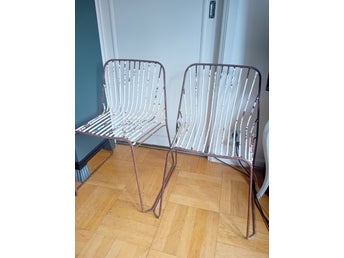 Stolar i metall Helgjutna 2 stycken. Trädgårds stolar.